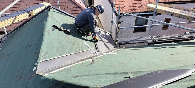 ルーフィング施工後屋根を葺いているところ