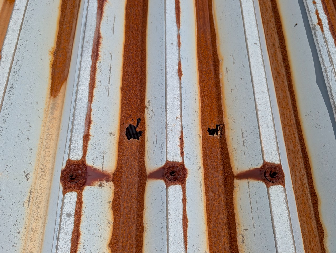 金属折板屋根に錆が発生し劣化した様子