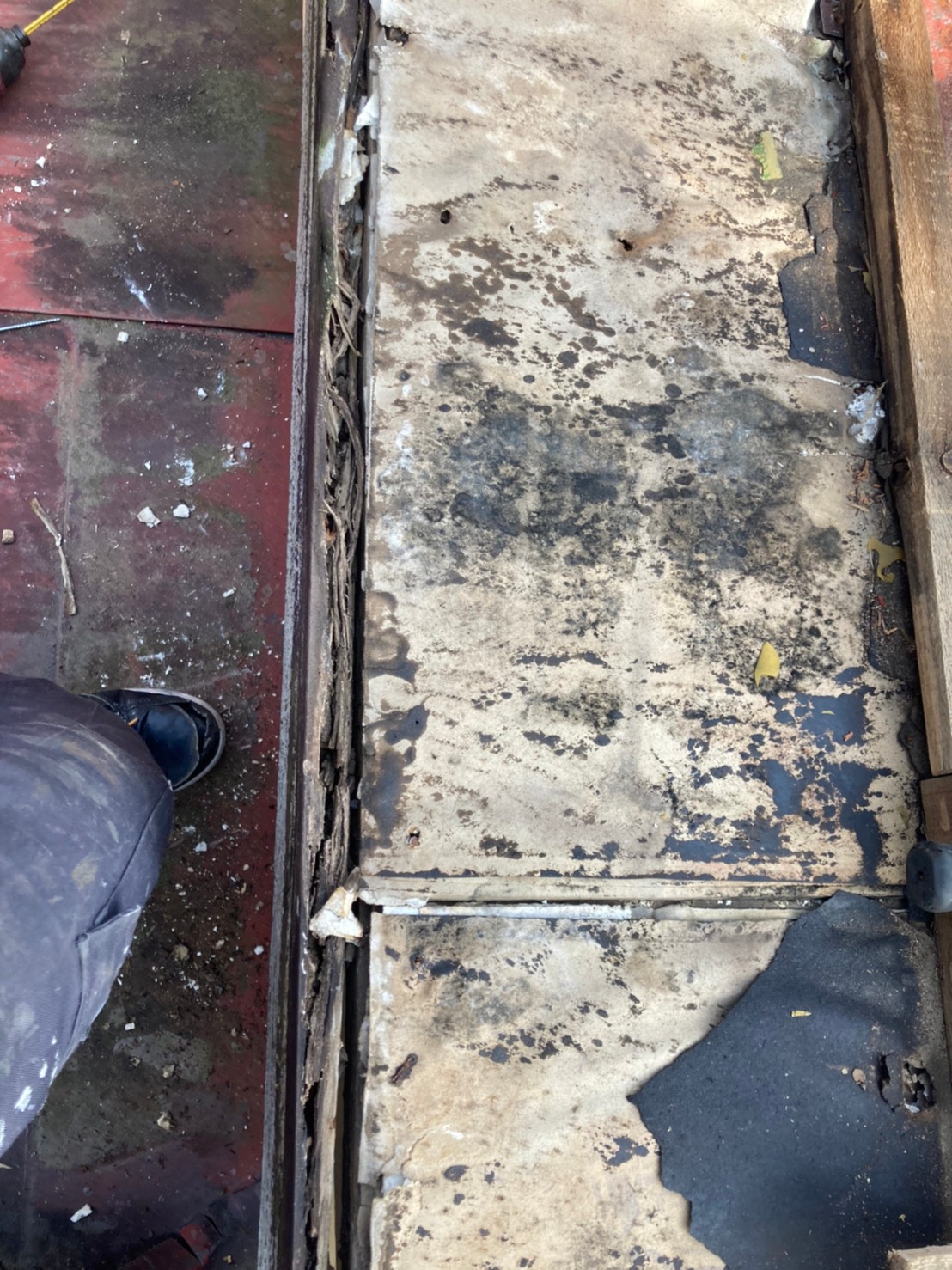 板金屋根の下地の腐食が目視でも確認できる状態
