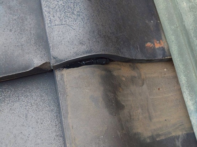 福島県石川郡平田村 シーリングを塗布してズレた瓦を補修した状態