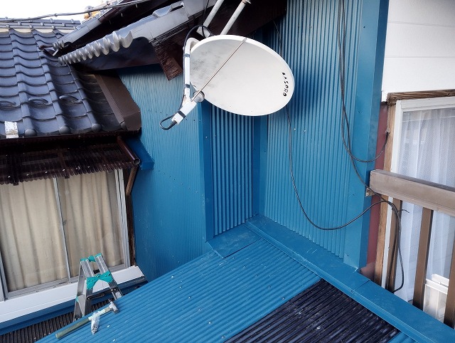 剥がれかけた金属トタン外壁を修理した様子