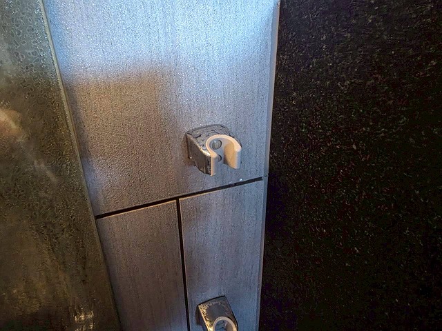 施工後の歪みが解消されたシャワーフック