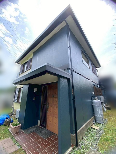 ２色に分けて塗装された外壁をもつ住宅