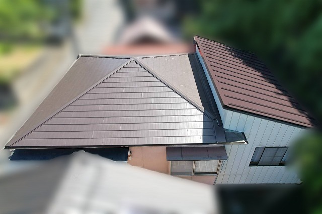 瓦屋根を金属屋根に葺き替えた様子