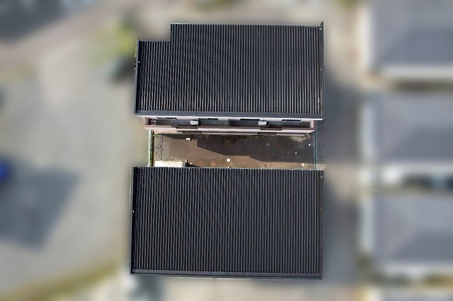 穴あき部分を補修し、下塗りと上塗りに加えボルトキャップを取り付けた金属折板屋根