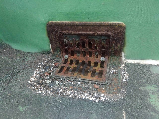 排水口の金具とその周辺が劣化している