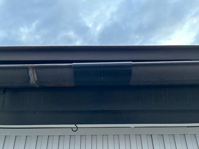 施工前の一時的な補修がされた軒樋