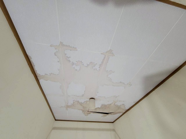 施工前の天井の雨染み