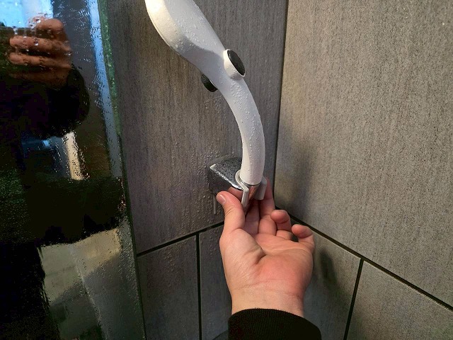 施工前の歪みが見られるシャワーフック