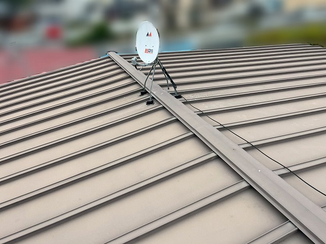 棒瓦葺き屋根に釘浮きが発生している様子