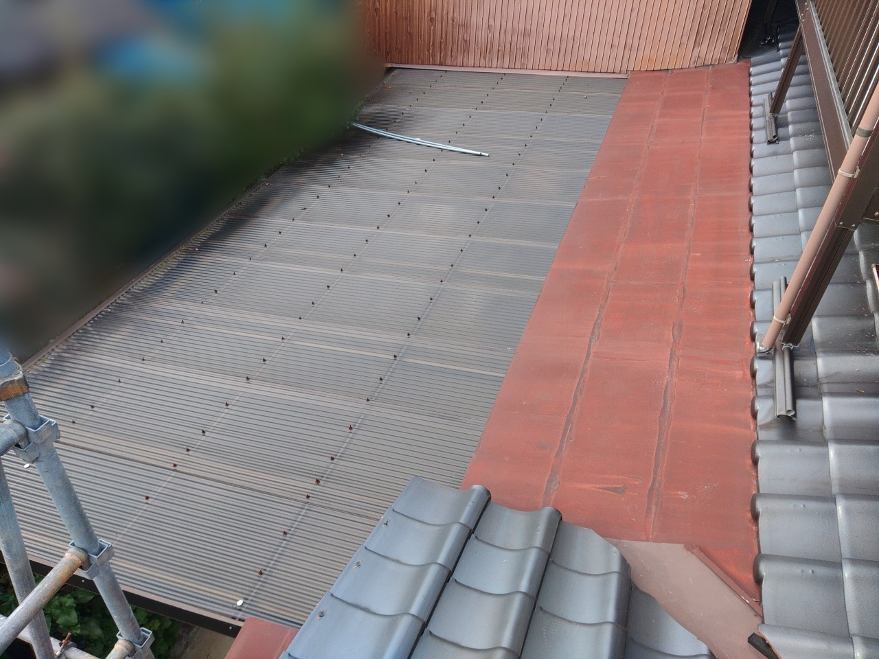 金属屋根に錆が進行して劣化している様子