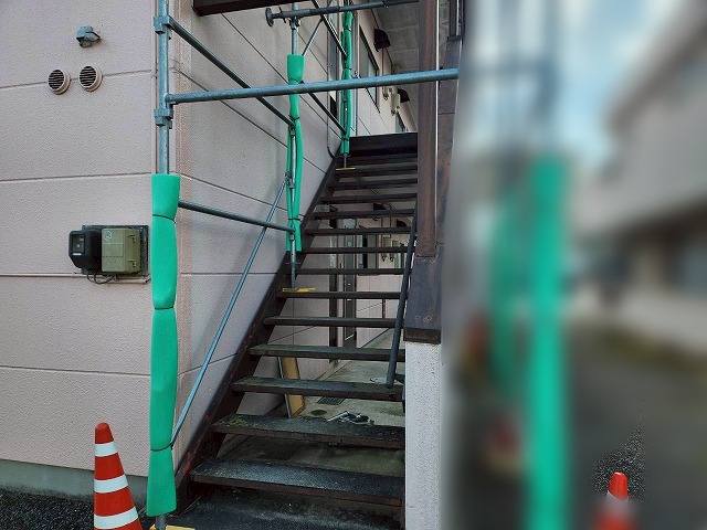 施工前の塗装剥がれが見られるアパート階段