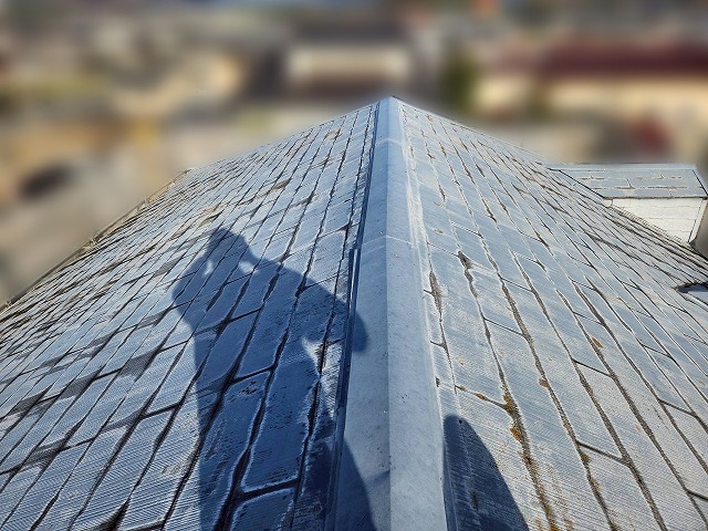 施工前のスレート屋根棟板金