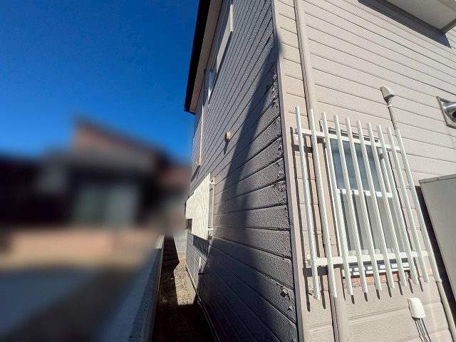 施工前の剥がれやひびが見られる外壁