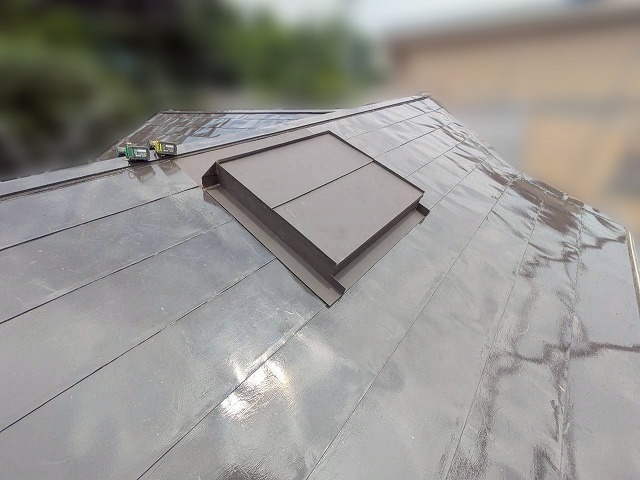 屋根塗装とともに天窓のカバー工事が完了した様子
