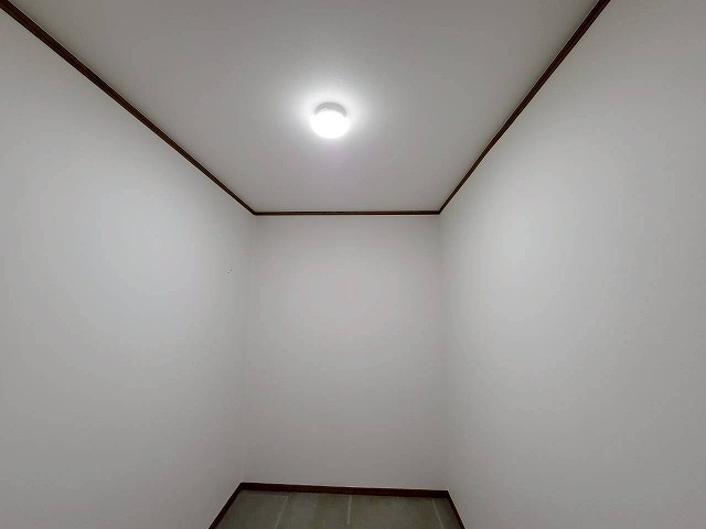 天井の雨染みを補修して石膏ボードとクロスを新しくした