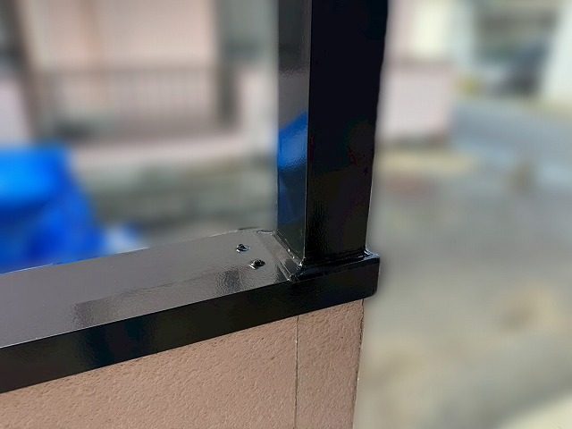 板金による補強と塗装を行ったアパート共用廊下の柱