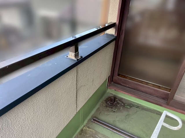 笠木と手すりの取り合いのシーリングと笠木の交換を行ったベランダ