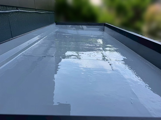 傷んでいる箇所を補修し、雨樋とも繋げた玄関庇
