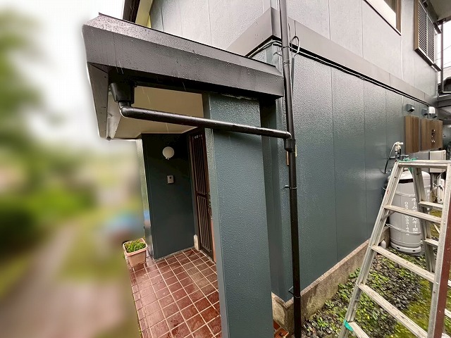 外壁の塗装と玄関庇の雨樋の接続が完了した様子