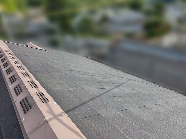 スレート屋根と棟板金が錆びている様子