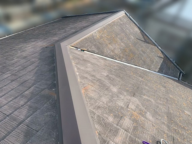 棟板金工事が完了し雨漏りリスクが低減した屋根