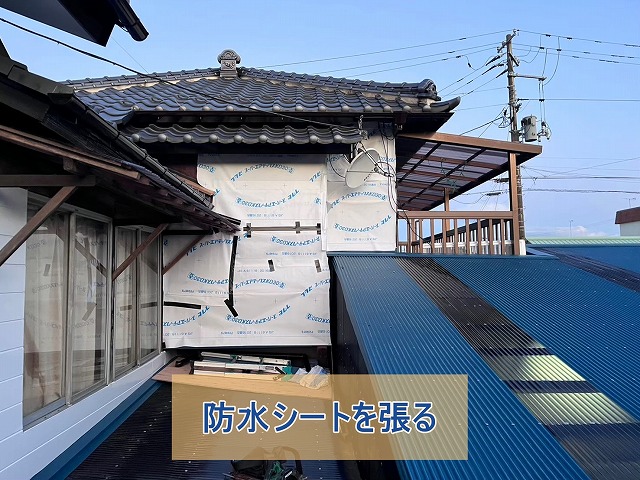 胴縁の上から防水シートを張り込んだ様子