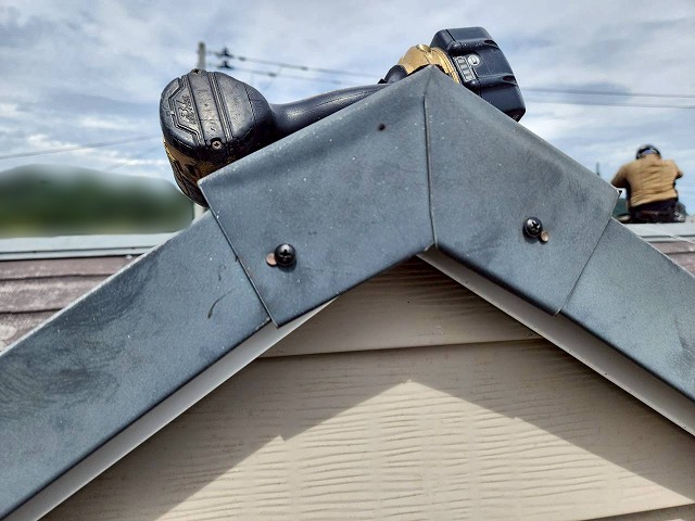 郡山市にて棟板金とケラバ板金の釘浮きを補修し強風対策を行いました