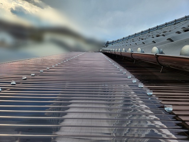 ポリカフックを使用して固定した2階ポリカ屋根