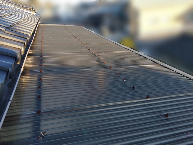 固定具に錆が発生している２階ポリカ屋根