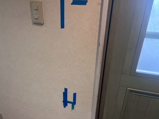 手すりを取り付ける前の玄関壁