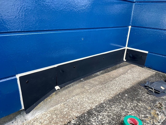 板金を下地木材の上から重ねた外壁剥がれ箇所