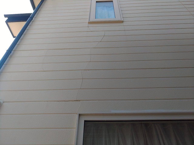 外壁にひびが生じて雨水侵入のリスクが高い様子