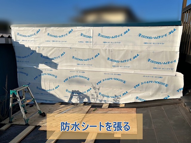 胴縁の上から防水シートを張り込んだ倉庫壁