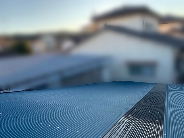 倉庫の屋根の金属トタンとポリカ屋根を交換した様子