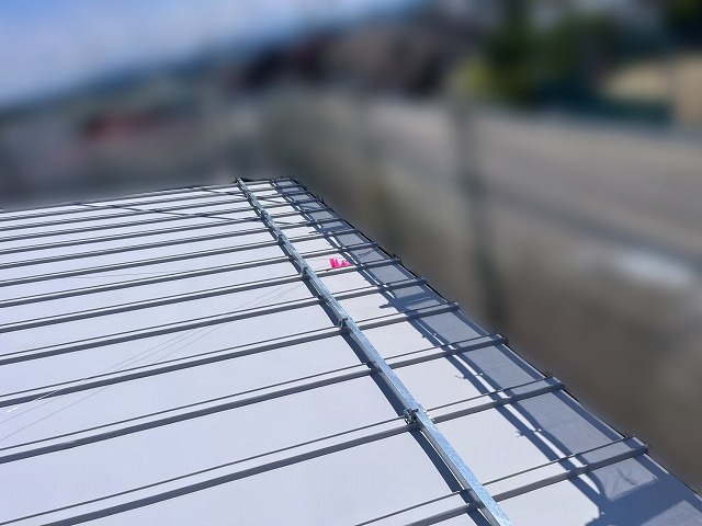 アングル材と雪止め金具を取り付けた瓦棒葺き屋根