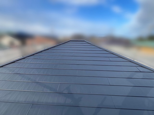横暖ルーフで重ね葺きをして雨漏りリスクが軽減した屋根