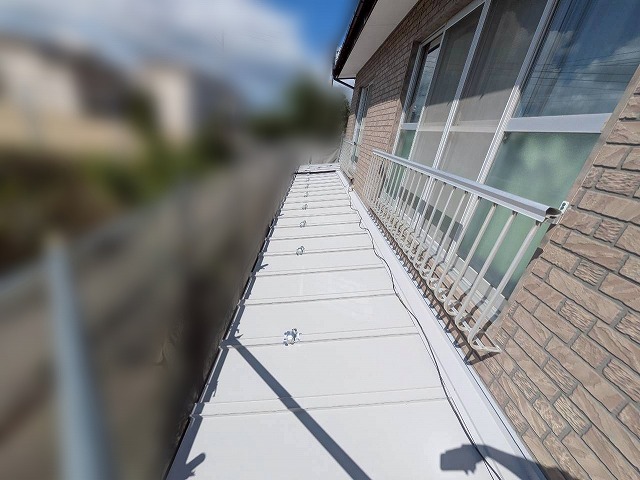 瓦棒葺き屋根カバー工事が完了した下屋