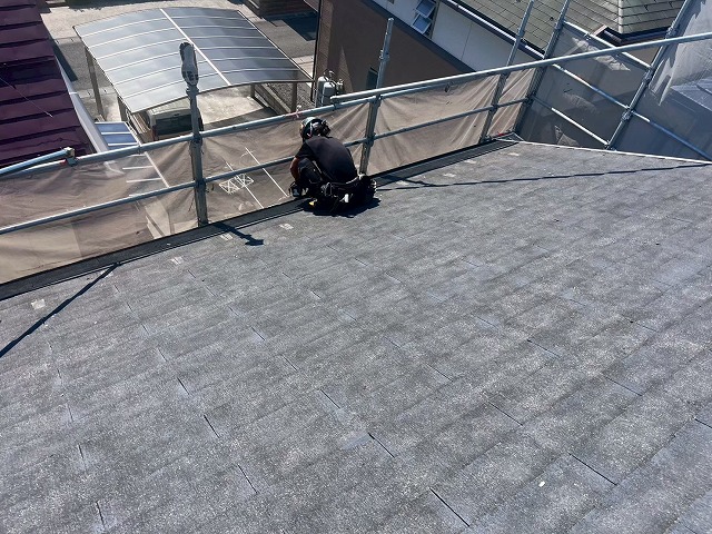 板金役物を取り外している様子