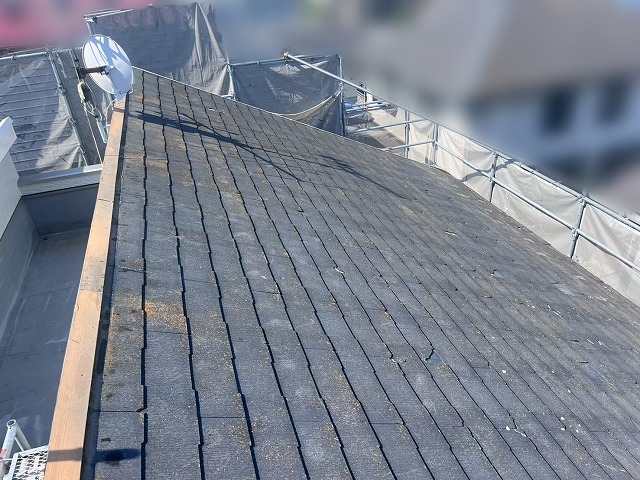 棟板金を取り外したスレート屋根