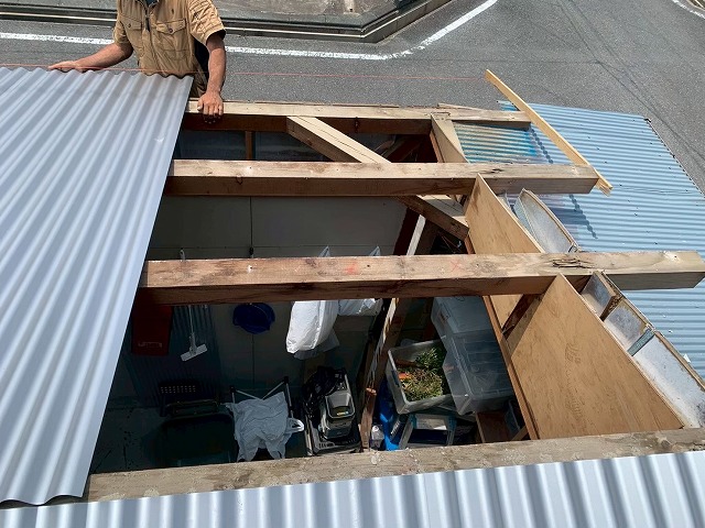 金属トタン屋根材を葺いている作業員