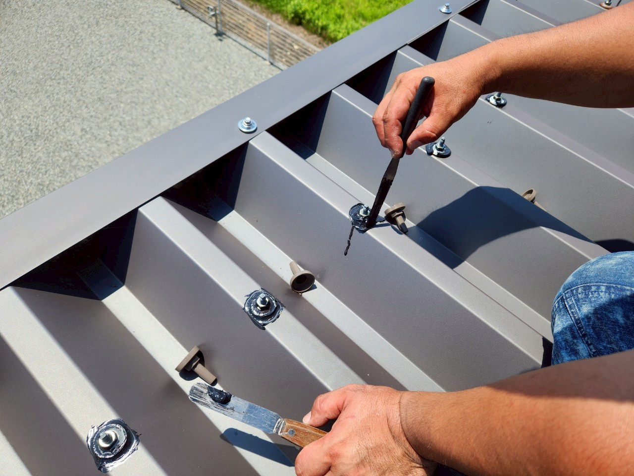 プライマーを刷毛で塗布している様子