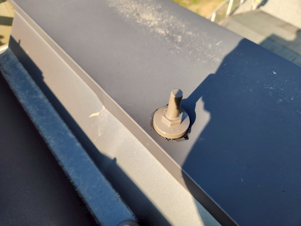 ボルトキャップをかぶせられたボルト