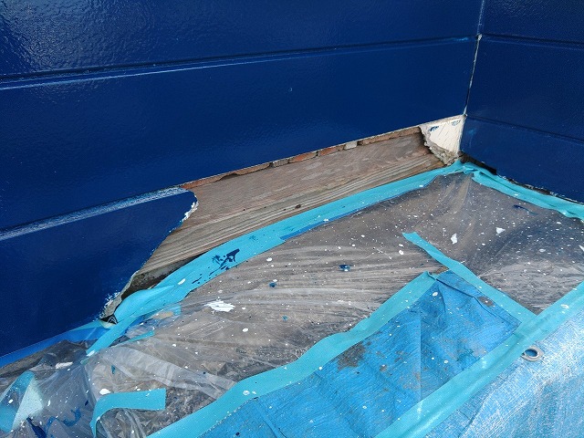 外壁が剥がれ下地が見えてしまっている箇所