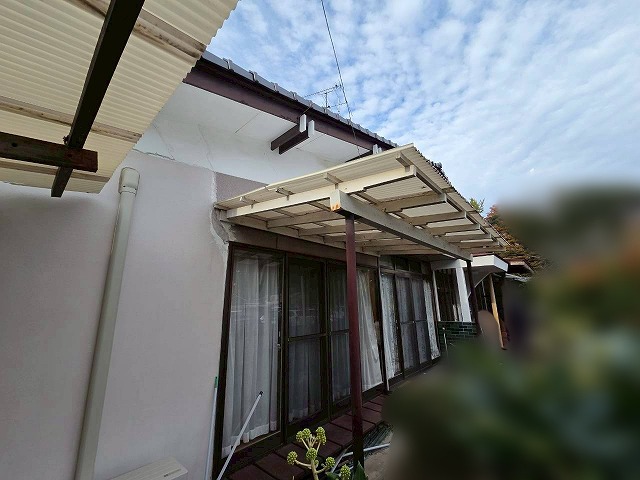 施工前の玄関付近の白く色褪せたポリカ波板屋根