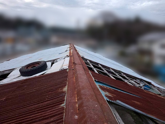 施工前の屋根材飛散、錆が見られた倉庫屋根