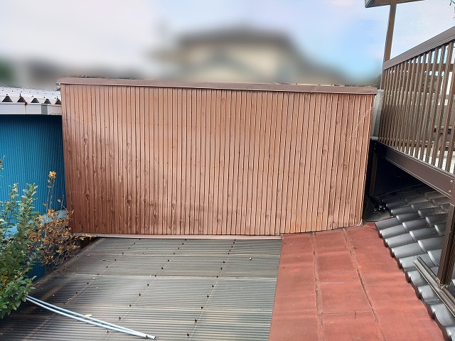 施工前の変色した金属トタン倉庫壁