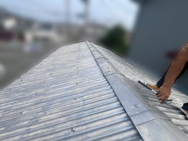 金属トタン屋根が劣化して変色した状態