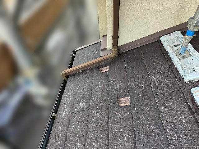 劣化が進行している這樋の様子