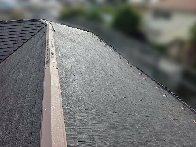 屋根重ね葺き工事前の色褪せたスレート屋根